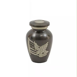 Urna de cremación de recuerdo del orgullo americano, urna de latón gris de 3 pulgadas de alto - Product Image 1