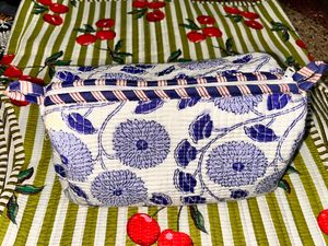 Bolsas con estampado de algodón acolchado hechas a medida Almacenamiento suave y elegante. Ideal para cosméticos de gira, artículos de tocador, accesorios - Product Image 5