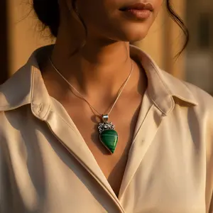 Colgante de Malaquita en Oro Rosa Hecho a Mano para Mujer, Joyería de Piedras Preciosas, Regalo - Product Image 3