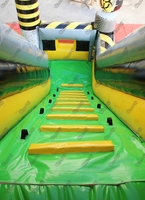 Parcours d'obstacles gonflable sur le thème des radiations nucléaires, château gonflable combiné avec toboggan sec, design zone de danger, jouets d'amusement pour enfants
