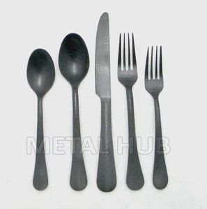 Ensemble de couverts luxueux de 5 pièces forgés à la main en acier inoxydable avec poignée noire comprenant une fourchette et une cuillère pour les repas à la maison ou les fêtes - Product Image 5
