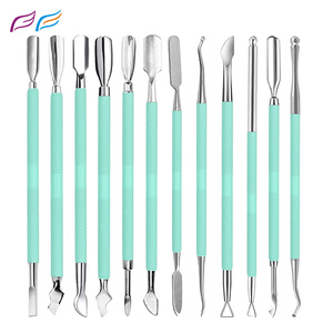 Pousse-cuticules professionnels verts en acier inoxydable ergonomique pour extensions d'ongles et peaux mortes – Outil de beauté par Bahasa Pro - Product Image 1