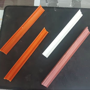 Profilé d'angle en PVC rigide, extrusion plastique, protection des bords pour meubles et panneaux, directement du fabricant - Product Image 1