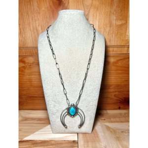 Collier artisanal Navajo en turquoise Ithaka Peak et argent sterling, objet culturel de collection - Product Image 4