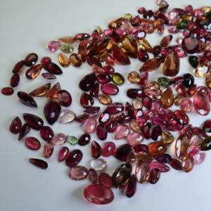 Lot de pierres précieuses de tourmaline multicolore de formes et de tailles assorties, émeraude naturelle polie - Product Image 2