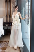 Robe maxi florale 3D purement blanche, transformez-vous en une muse de fête, garanti pour attirer tous les regards, fabriquée au Vietnam