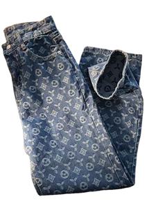 Mejora tu guardarropa con diseños personalizados y acabados de tela de alta calidad para tus pantalones vaqueros con estampado único. - Product Image 4