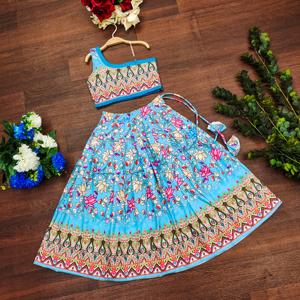 ชุดเลเฮนกาโชลีสไตล์อินโด-เวสเทิร์นสีน้ำเงินลายดอกไม้สำหรับเด็กผู้หญิง แบรนด์ Shoryam ตัดเย็บอย่างดี ยาวกรอมพื้น เหมาะสำหรับงานปาร์ตี้ ชุดเด็กสไตล์ชาติพันธุ์ที่ทันสมัย - Product Image 1