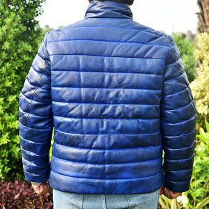 Chaqueta Acolchada de Cuero de Alta Calidad con Ajuste Cómodo, Acolchado Grueso y Exterior Resistente - Product Image 6