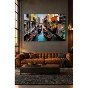 Impresión en lienzo del canal de Venecia con trattoria decorada con flores y góndolas - Product Image 1