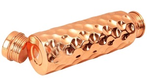 Botella de agua de cobre de diseñador en relieve de alta demanda, acabado antiguo de 1 litro con tapa a prueba de fugas para uso diario disponible para la venta - Product Image 4