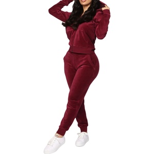 Nouvelle mode : Ensemble de survêtement 2 pièces en velours pour femme, comprenant un crop top à capuche et un pantalon de jogging, personnalisable, vente en gros - Product Image 1