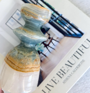 Portavelas de Ónix Azul Glaciar Puro y Natural NANWEI, Hecho a Mano para una Presentación con Iluminación Ambiental - Product Image 4