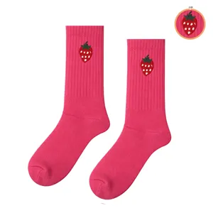 Chaussettes de sport en nylon rose pour fille avec broderie fraise mignonne, taille unique, respirantes et résistantes à la chaleur, pour usage quotidien - Product Image 1