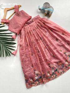 Lehenga Choli pour enfants en or attrayant avec broderie, fournisseur de Surat, achats en ligne en Inde, vente en gros, approvisionnement en usine - Product Image 3