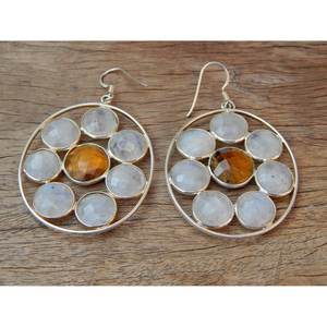 925เงินสเตอร์ลิงสีรุ้งมูนสโตนและต่างหูตาเสือสีขาวกลมเป็นของขวัญที่ทันสมัยสำหรับผู้หญิง - Product Image 5