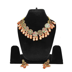 Conjunto de Collar Kundan con Cuentas Naranjas y Aretes Chapados en Oro, Joyería Fina para Novias, con Zirconia como Elemento Principal - Product Image 2