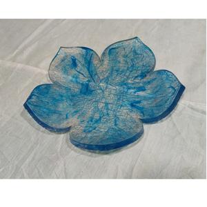 Bol en résine de style moderne avec finition brillante, bol de table décoratif en résine pour le service et la décoration, disponible à la vente - Product Image 1