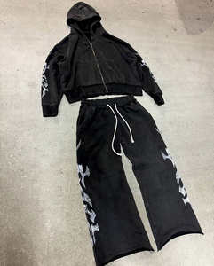 Conjunto de Chándal de Dos Piezas para Hombre, Personalizado OEM, de Felpa Gruesa, con Parches Bordados Desgastados, Pantalones Deportivos y Sudadera con Capucha con Pedrería y Lavado Ácido - Product Image 1