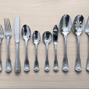 Ensemble de couverts en acier inoxydable martelé moderne et unique, cuillères et fourchettes argentées pour les fêtes par Khanh Dang - Product Image 1