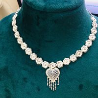 Juego de Collar y Aretes Florales Tradicionales Chapados en Oro de MOLL JEWELLERS, Joyería India para Novias y Bodas, para Mujer