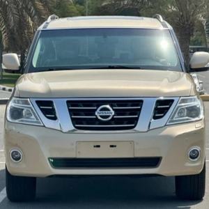 Nissan Patrol Platinum SUV AWD 2023 d'occasion, essence, automatique, conduite à gauche, pneus R18, galerie de toit métallique, phares halogènes, LED - Product Image 1