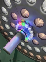 Lampe d'examen chirurgicale LED portable sans ombre avec luminosité réglable pour utilisation en salle d'opération des hôpitaux et des cliniques