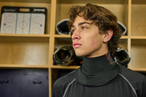 Protection de cou pour hockey sur glace avec rembourrage en mousse souple, ajustement léger et réglable pour une protection maximale du cou pour les jeunes et les adultes - Product Image 6