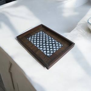 Plateau à thé en bois d'acacia de conception traditionnelle fait à la main écologique allant au lave-vaisselle pour tasse à eau pain plats ménagers assiettes - Product Image 6