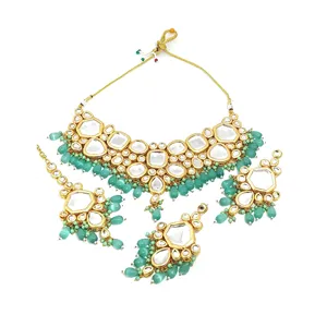 Ensemble de bijoux fins en Kundan vert marine avec boucles d'oreilles plaquées or et Maang Tikka orné de perles et d'une bague en perles pour mariage ou cadeau - Product Image 3