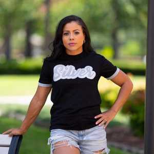 Camiseta negra 'plateada' para mujer griega, Camiseta de algodón suave con letras de parche de chenilla, camiseta de estilo de moda informal inspirada en la Hermandad - Product Image 1