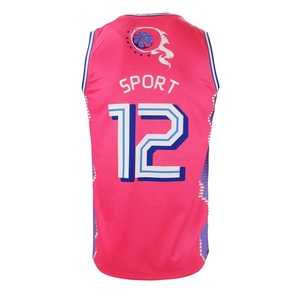 Maillot de basket-ball réversible sur mesure pour hommes, vêtements d'équipe professionnels, col en V, fournisseur de maillot de basket-ball en gros du Pakistan - Product Image 4