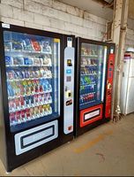 Máquina Expendedora de Bebidas y Alimentos Congelados, Gran Capacidad (200-300), Cumple con ADA, Gestión Basada en la Nube, Pago con Tarjeta de Crédito/Efectivo/Monedas