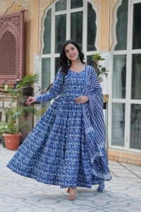 Vestido de Anarkali de la mejor calidad con diseño antiguo con Dupatta para estilizar disponible a precios de exportación desde India - Product Image 6