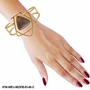 Brazalete Geométrico Hecho a Mano de Latón con Incrustaciones Triangulares de Nácar Negro, Brazalete Abierto Minimalista para Mujer - Product Image 3