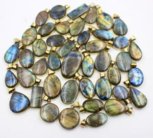 Pendentif en labradorite naturelle en forme libre, plaqué or, pendentif en labradorite, charme, tous les labradorites magnifiques, faits à la main - Product Image 1
