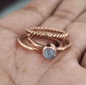 Juego de anillos de piedra lunar de cobre rústico Anillos apilables torcidos y martillados hechos a mano Estilo bohemio Juego de anillos de piedras preciosas de 3 piezas - Product Image 1