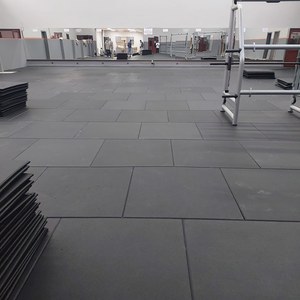 100% SBR กระเบื้องยางสองชั้นป้องกันแบคทีเรียขนาด100x100x3ซม. พื้นมุมดูดซับแรงกระแทกแบบทันสมัย