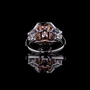 แหวนเพชรทรงรัศมีสีชมพู 4.98 กะรัต เพชรเลี้ยงในห้องปฏิบัติการ พร้อมใบรับรอง ตัวเรือนทองคำขาว 9k ดีไซน์คลาสสิก เหมาะสำหรับงานแต่งงาน วันครบรอบ หรือเป็นของขวัญสุดหรู - Product Image 2