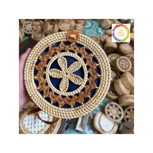 Bolsa de ratán hecha a mano que combina funcionalidad con estilo y funciona como artículo de decoración del hogar. - Product Image 2