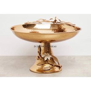 Metal de alta calidad hecho de alto grado chapado en oro martillado textura flores diseñador servir y decoración tazón suministros de la India - Product Image 1