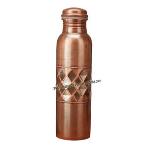 Botella de agua de cobre puro con patrón de cubo de miel para beber botella de cobre Ayurvédica grande hecha a mano de 34 Oz a precio mayorista - Product Image 6
