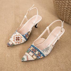 Sandalias de tacón fino con punta en pico y diseño de rayas, estilo kitten heel, para mujer, colección Primavera/Verano 2026 - Product Image 5