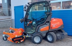 Achetez la tondeuse frontale diesel Husqvarna P525DX 4x4 avec plateau de 155 cm et souffleuse à neige – Fournisseur de tondeuses professionnelles pour l'aménagement paysager - Product Image 6
