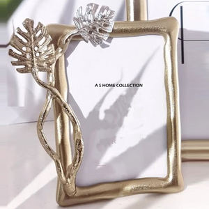 Marco de Fotos de Vidrio y Metal de Diseño Artesanal Tradicional, Ideal para Decoración del Hogar de Estilo Clásico o Exhibición en Oficina - Product Image 2