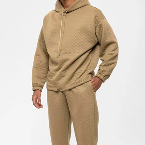 Ensemble de survêtement matelassé beige pour homme en gros, confortable, sweat-shirt beige, pantalon de survêtement, tenue matelassée décontractée en deux pièces, survêtement chaud décontracté - Product Image 3