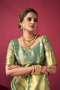 Sari traditionnel de luxe pour femmes en or avec tissage zari, vêtements de fête pour mariage indien - Product Image 3
