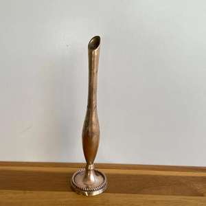 Vase décoratif traditionnel en laiton avec motif floral en acrylique pour la décoration intérieure ou les cadeaux à un prix raisonnable en métal - Product Image 1