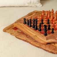Échiquier rustique artisanal en bois d'olivier brun ArtisRaw, jeu vintage unique pour collectionneurs et amateurs d'échecs