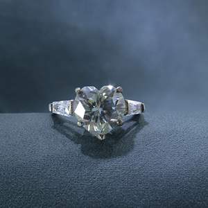 Bague de fiançailles en forme de cœur et de baguette effilée avec diamant 3 pierres pour femme - Product Image 5